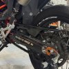 Protection de chaine carbone TEKMO pour KTM 690 Husqvarna 701 et Gas Gas 700