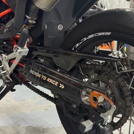 Protection de chaine carbone TEKMO pour KTM 690 Husqvarna 701 et Gas Gas 700