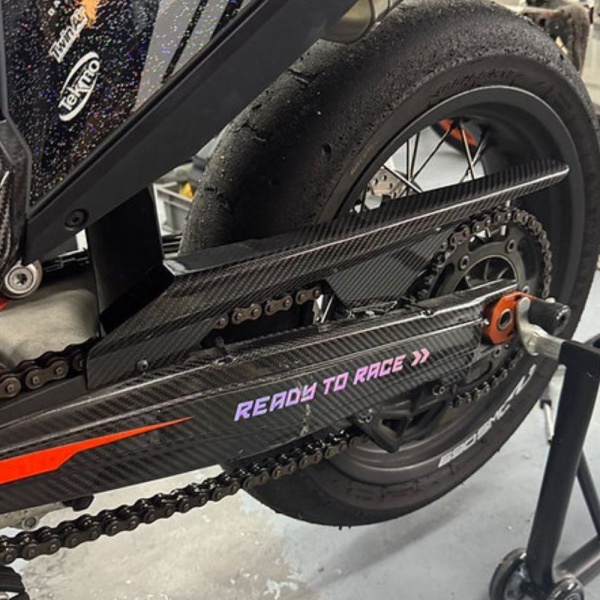 Protège chaine carbone pour KTM 690 Husqvarna 701 et Gas Gas 700 Protège chaine carbone pour KTM 690 Husqvarna 701 et Gas Gas 700