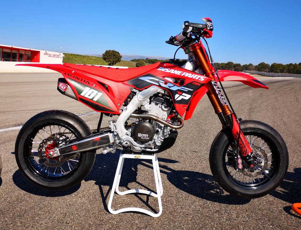 Moto supermotard pour la compétition